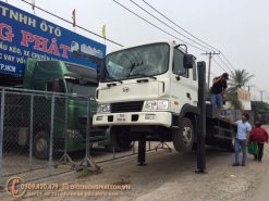 Xe Hyundai HD210 chở máy chuyên dụng