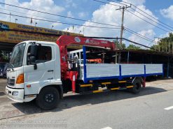 Xe tải Hino FC9JNTC gắn cẩu Unic 345 có chân sau - Xe Đời 2020