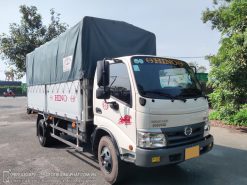Xe tải Hino XZU342L 4.8 tấn thùng INOX mui bạt dài 4.48 m - Xe đời 2021