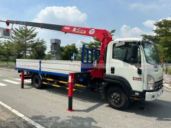 Xe cẩu Isuzu FRR 6.5 tấn Gắn Cẩu URV375K có Rổ nâng người (Mẫu mới)