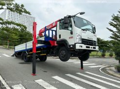 ISUZU FRR650 lắp cẩu Unic URV375 - 5 đoạn có chân tú cao nâng đầu