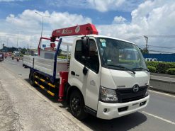 Hino xzu730 gắn cẩu Unic URV345 có rổ nâng người làm việc trên cao - Xe chạy lướt 60.000km