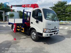 Xe tải cẩu Hino XZU650L nhỏ gọn tải 3.15 tấn Euro5 gắn cẩu Unic URV293K
