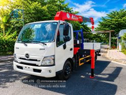 Xe Tải Cẩu XZU720L gắn cẩu UNIC URV376K đi thành phố ban ngày