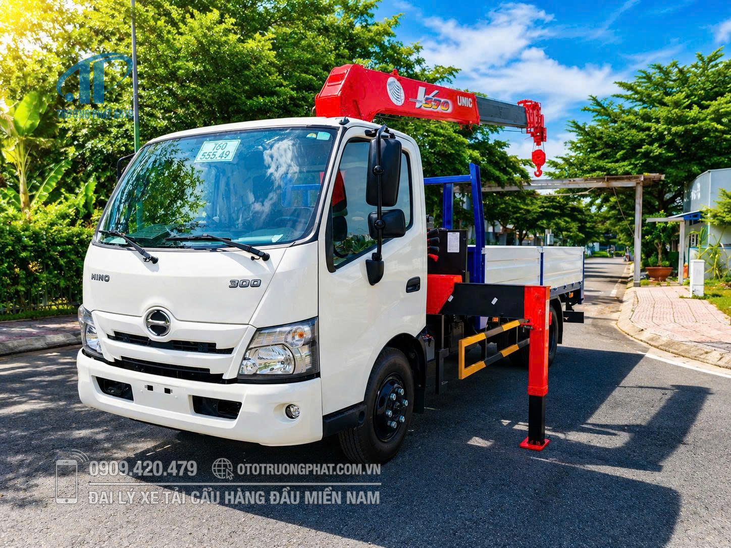 Xe Tải Cẩu XZU720L gắn cẩu UNIC URV376K đi thành phố ban ngày